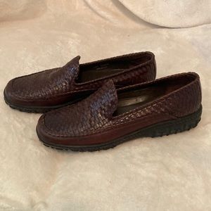 Cole Haan woman’s size 9 in very good condition see pictures color is brown